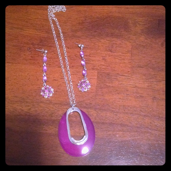 Necklace and earring set