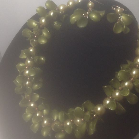 Faux golden pearl and green petal necklace set