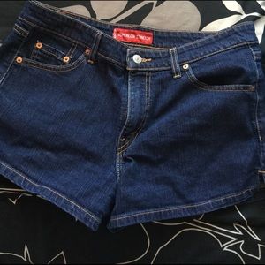 Womens Levis shorts (never worn)