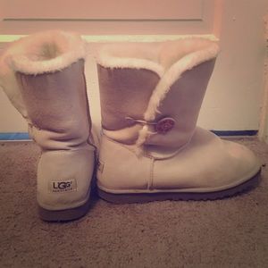 BAILEY BUTTON UGGS!