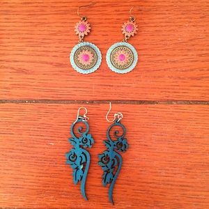 2 pairs of earrings