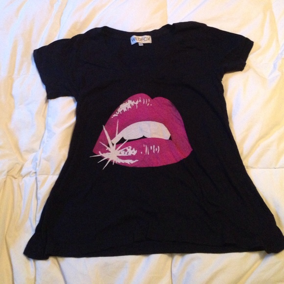 Wildfox Tops - Wildfox black v-neck lips tee. Size medium