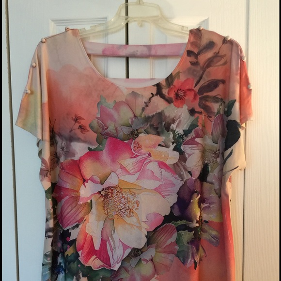 Very flattering short sleeve blouse. Sz 2X