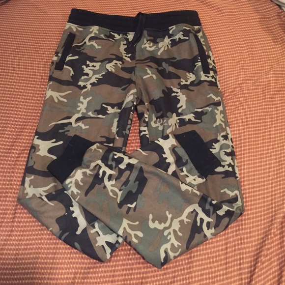 Camo jogger sweats size small.  Good condition