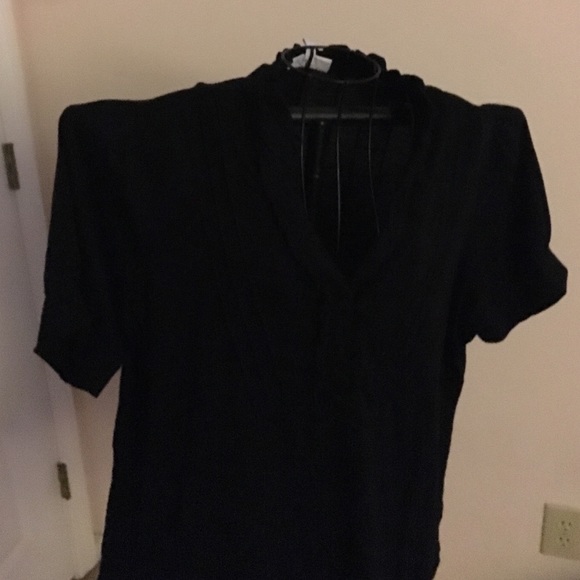 Black top ❤️ - Picture 2 of 2