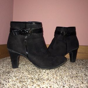 Medium-heeled George booties