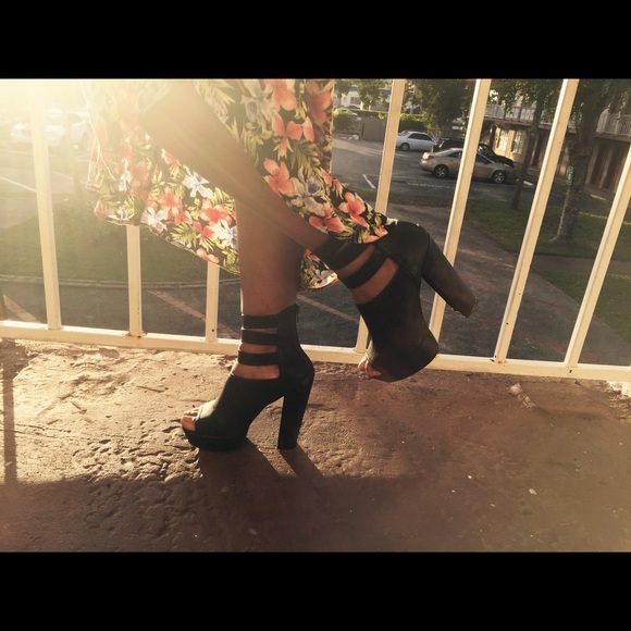 Beautiful black heels from shoe dazzle.