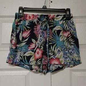 Adorable hawaiian print shorts