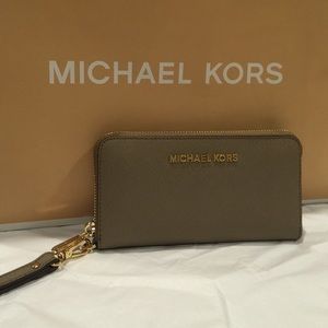 MK jet set travel multifunctional phone case