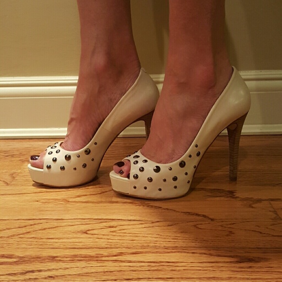 Marc Fisher pumps in white