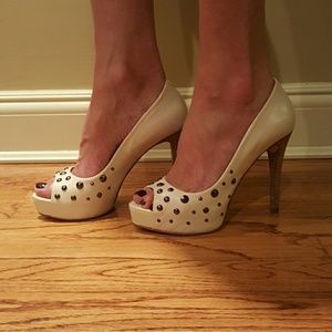 Marc Fisher pumps in white