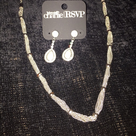 Glamorous jewelry set of 35" necklace and earrings - Picture 4 of 4