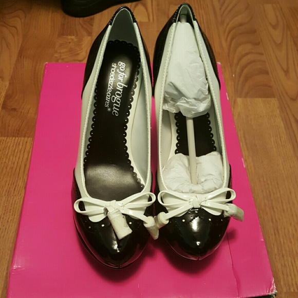 Shoe dazzle black and white saddle shoes 6m