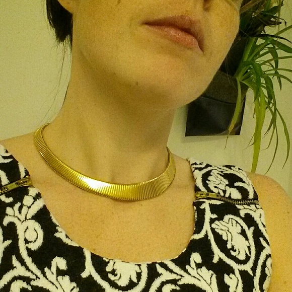 Gold retro choker necklace