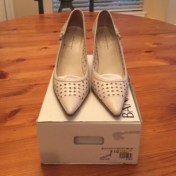 Banana Republic Perf Pump Off White Size 8.5