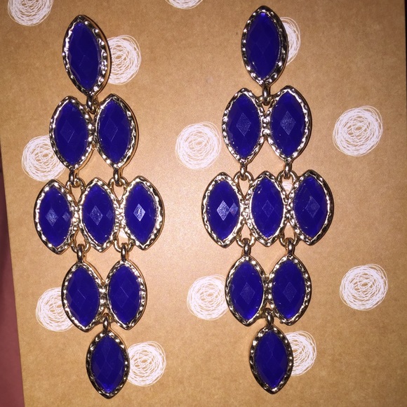 Bundle of two sets of earrings