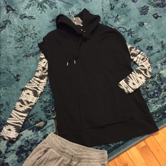 Banana Republic Sweaters - Banana Republic adorable zipper hoodie w/pocket!