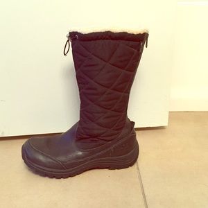Size 8 women's UGG snow boots