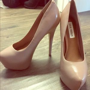 Steve Madden Nude pumps!