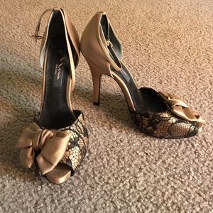 Size 7 Nina Gold Peep Toe Heels