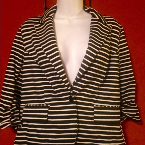 💚 Like New! Very Flattering Jacket! 💛