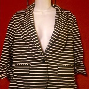 💚 Like New! Very Flattering Jacket! 💛