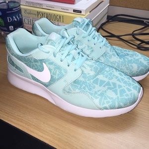 NIKE KIASHI LIKE NEW-WORN ONCE