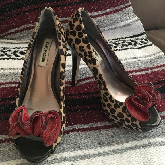 STEVE MADDEN leopard heel with red detail size 7