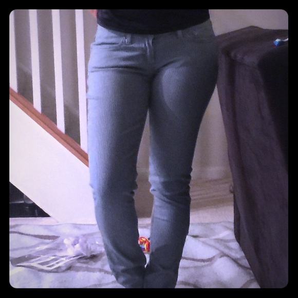 Size 27 Stripped blue and white Levis jeans. - Picture 1 of 4