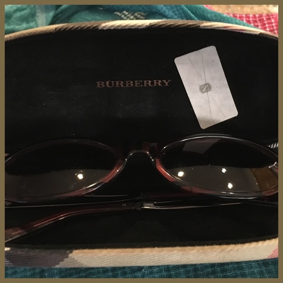 Burberry sunglasses w glass case