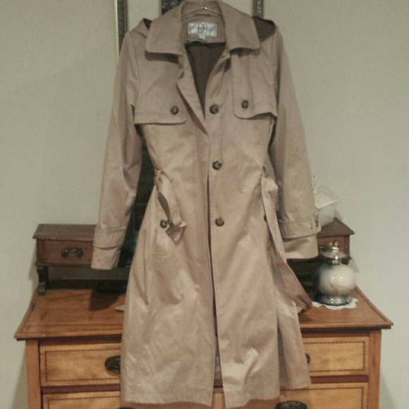 DONATELLA.  Rain coat.   NWOT