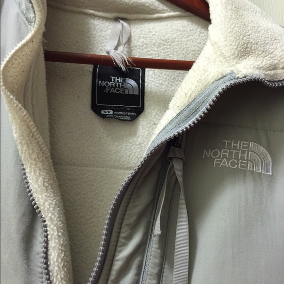 White and gray North Face Denali jacket - Picture 2 of 3