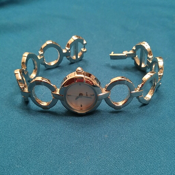 Woman's Bracelet Watch - Picture 3 of 4