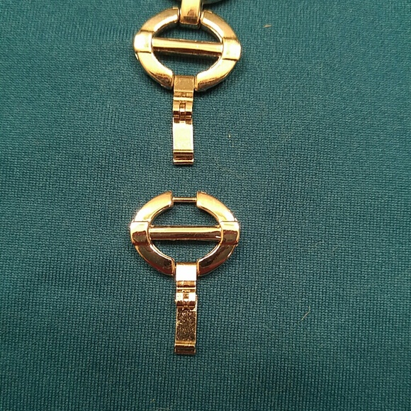 Woman's Bracelet Watch - Picture 4 of 4