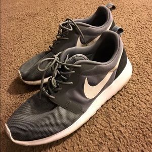 MEN'S Grey Nike Roshes