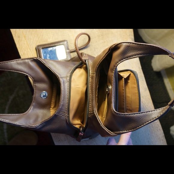 2 piece bundle Nine West purses! Bundle=20% OFF!! - Picture 2 of 4