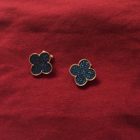 Blue flower Earring no hole clipping