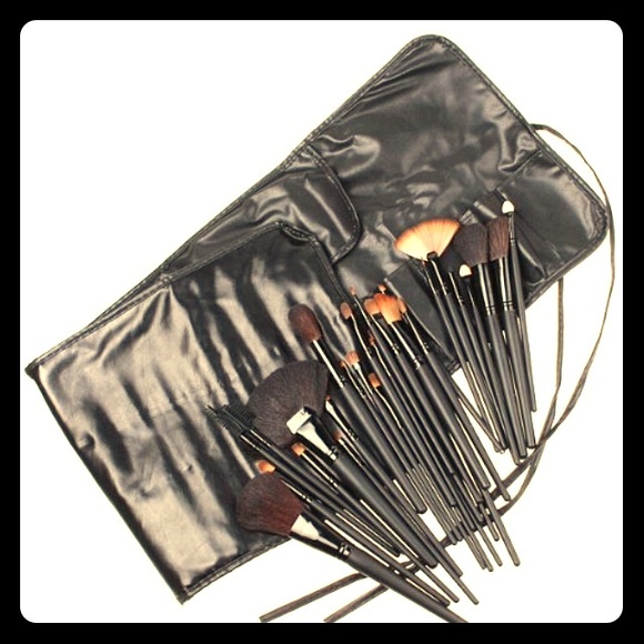 NWOT 32 Makeup Brush Set!