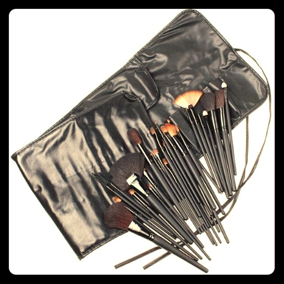 NWOT 32 Makeup Brush Set!