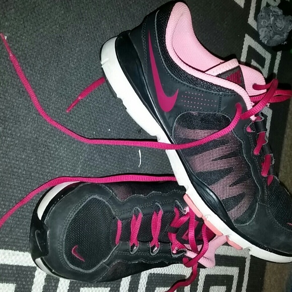 Black and pink Nike tennis shoes