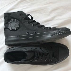 🚨🚨All black high top converse 🚨🚨