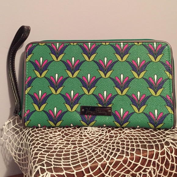 Vera Bradley Large Zip-Around Wrislet
