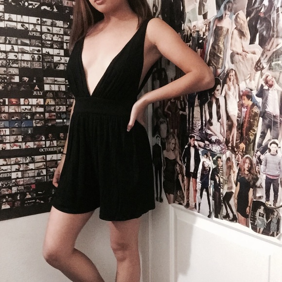 BLACK LOWCUT ROMPER