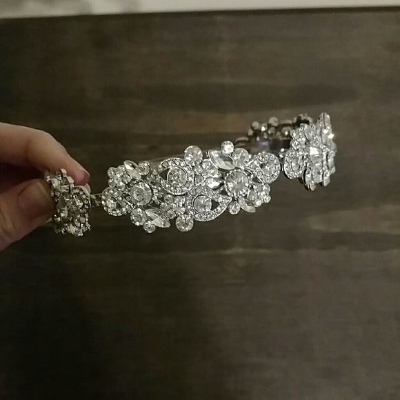 Beautiful, bridal headband worn for Wedding photos - Picture 3 of 4