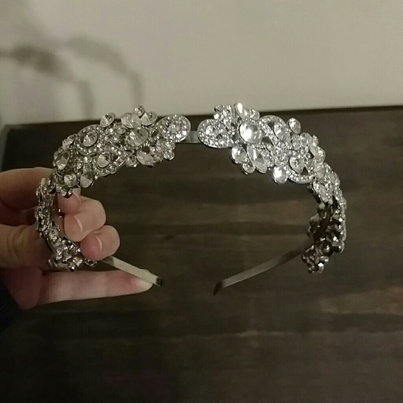 Beautiful, bridal headband worn for Wedding photos - Picture 4 of 4