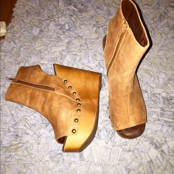 Jeffrey Campbell tan wedges