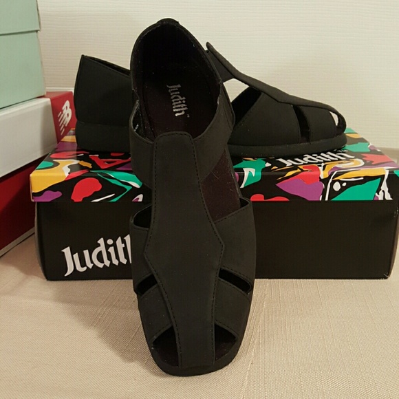 Judith Shoes - Barely worn, black elastic sandals