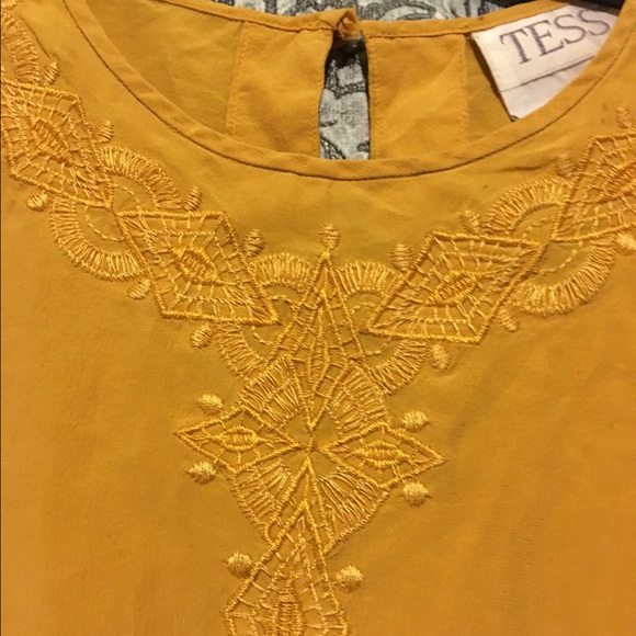 Simple detailed mustard top💖