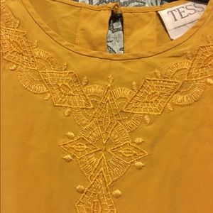 Simple detailed mustard top💖