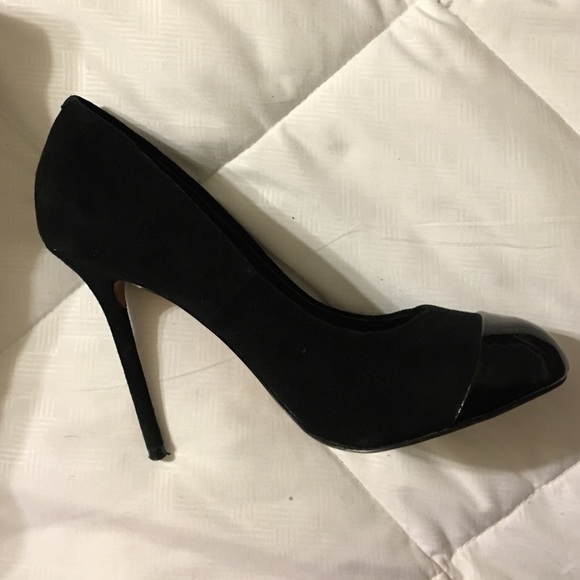 Charlotte - black heel H by Halston - Picture 2 of 4